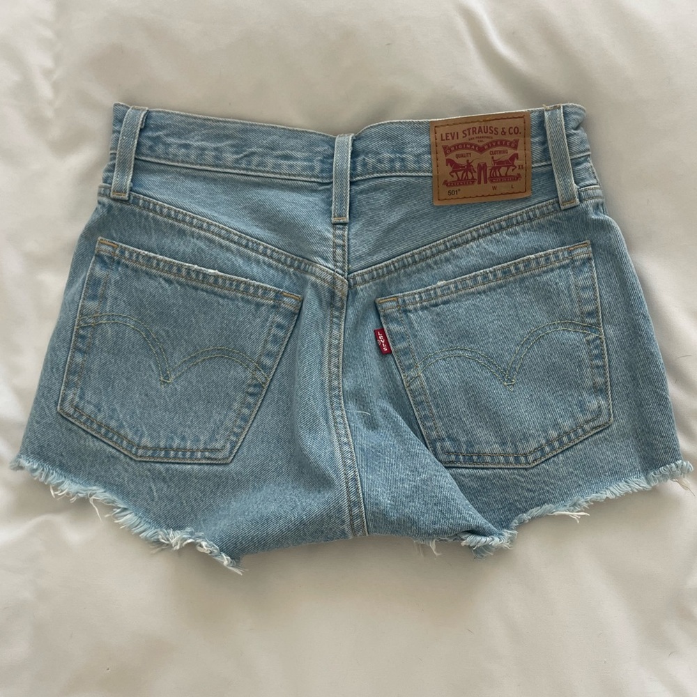 HIGH-WAIST LEVI SHORTS, LIGHT BLUE